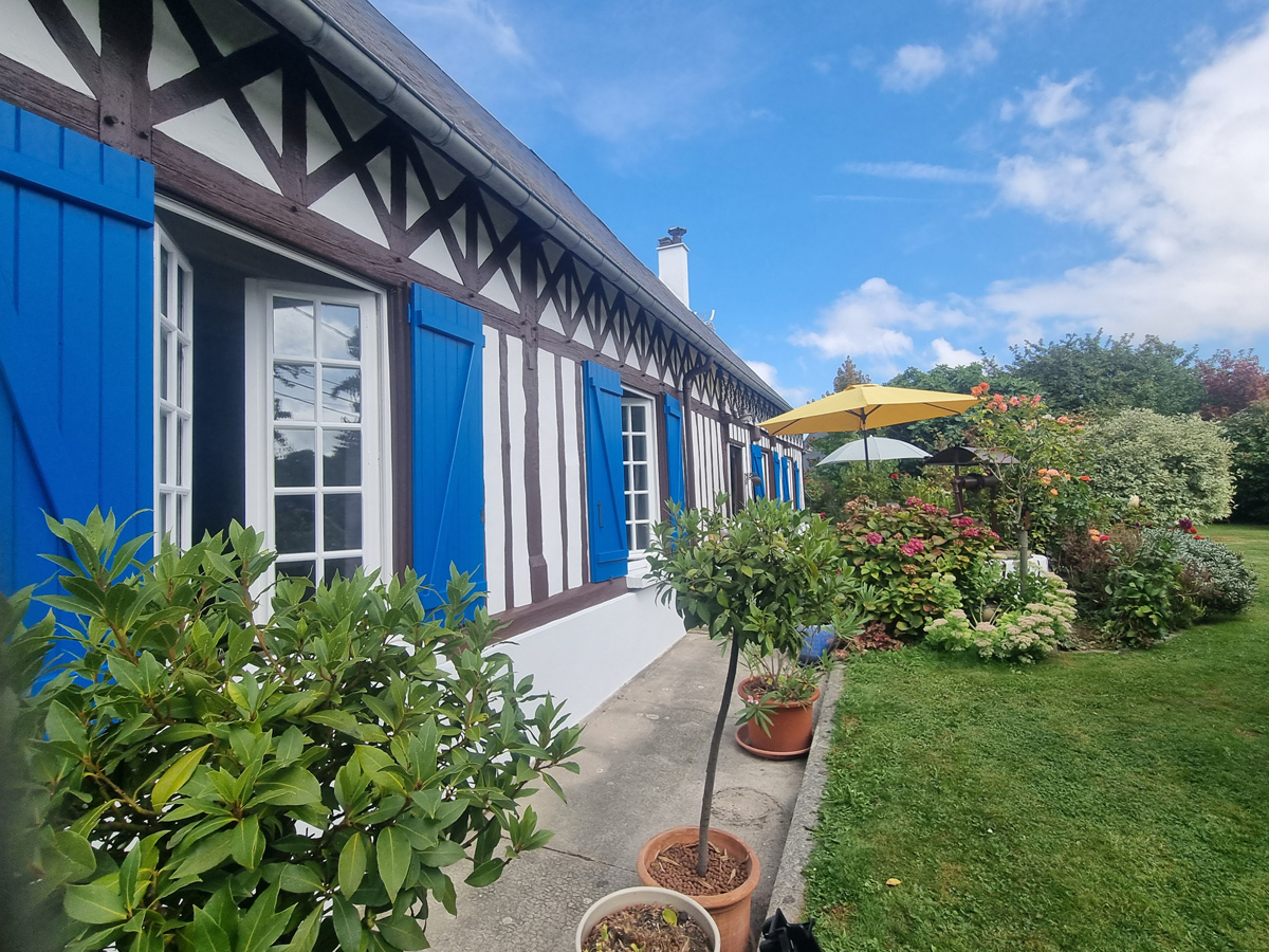 Rénovation de façade normande avec volets bleus à Saint-Valery-en-Caux