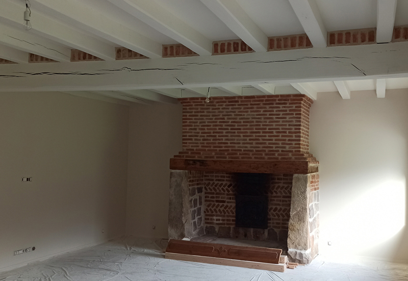 Rénovation d’un séjour avec poutres à Fontaine-le-Dun